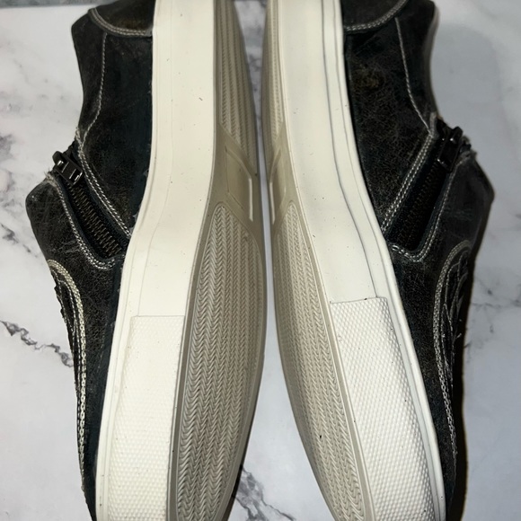 Corral Sneaker Shoes NWT. Sz 7.5 Grey Cross/Wings - Picture 5 of 14